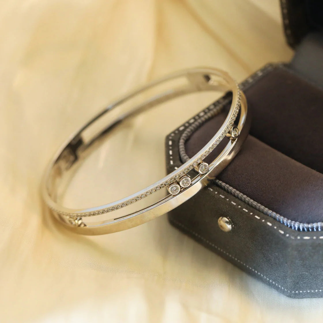 [Royal Jewellery]Move Romane Diamond Bangle Bracelet