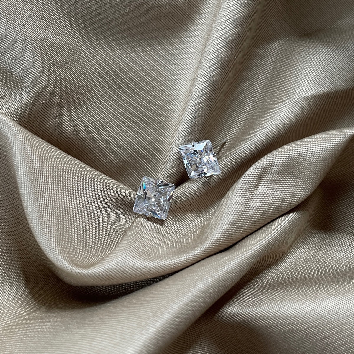 [Royal Jewellery]Stylish Shiny Square Center Stone Stud Earrings