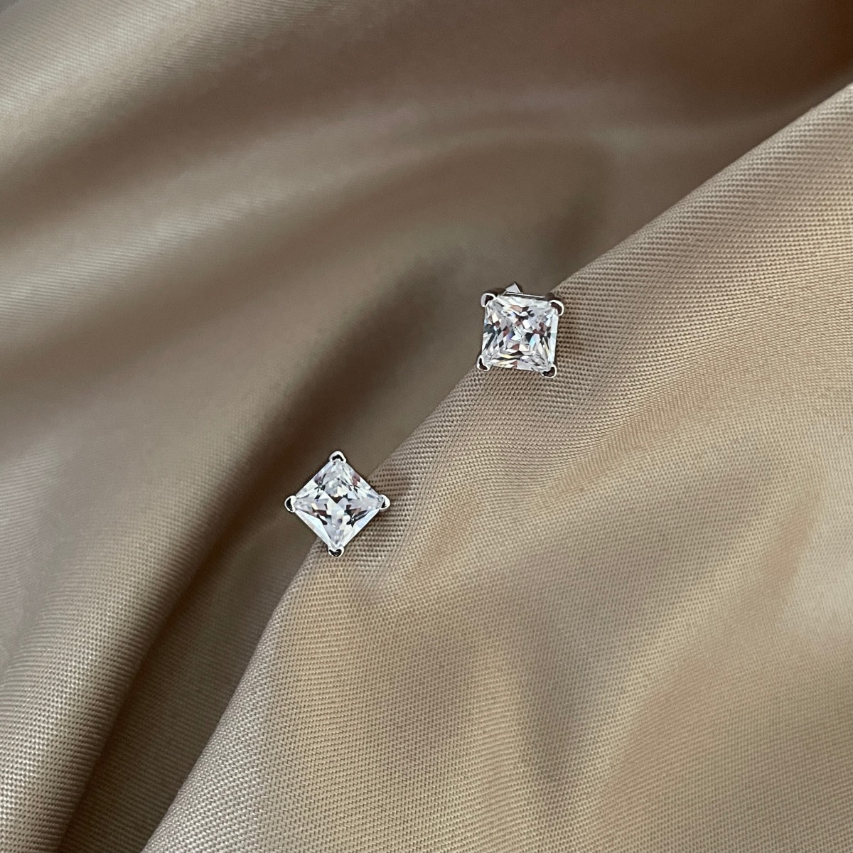 [Royal Jewellery]Delicate Square Shape Earrings