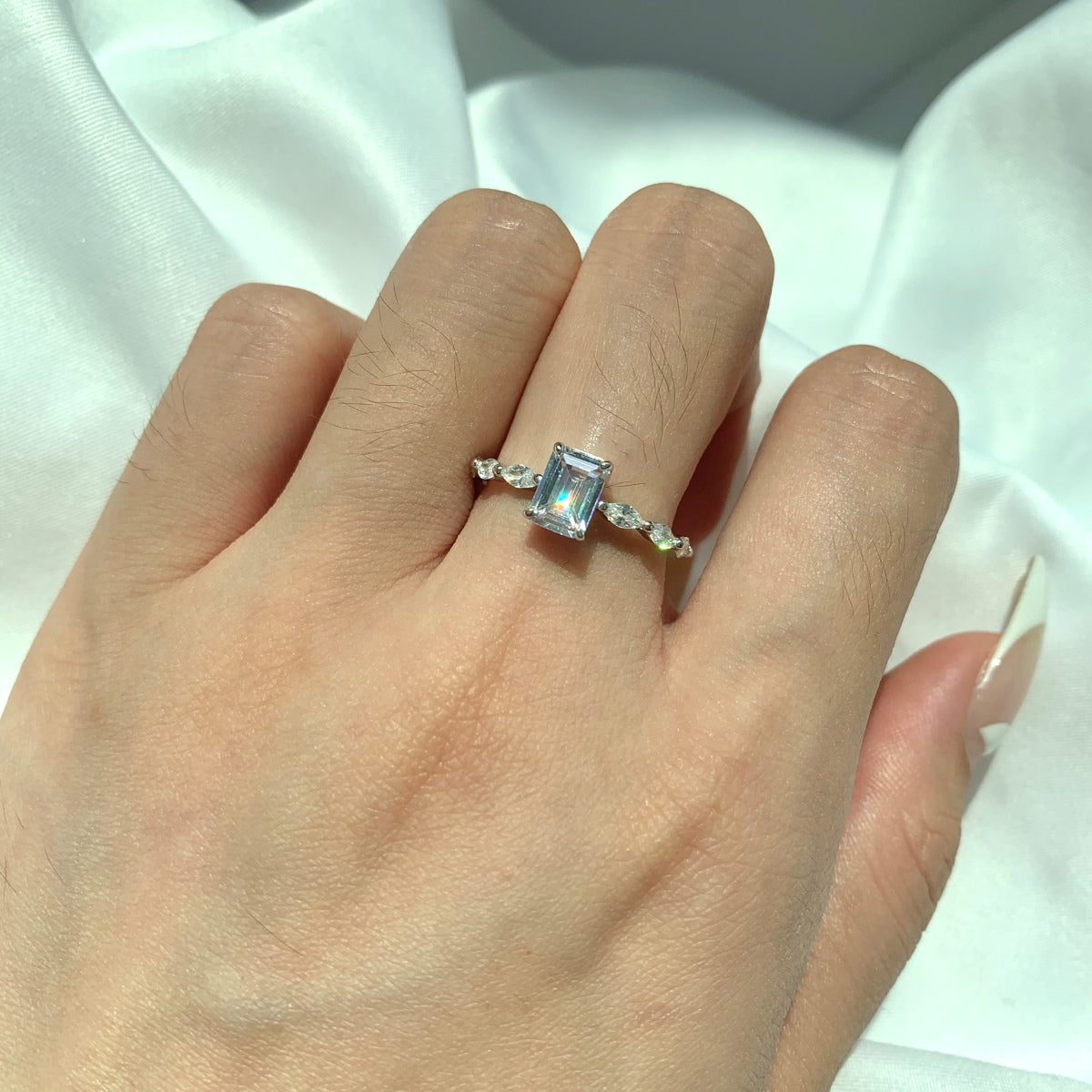 [ROYAL]1.0 Carat Dainty Resplendent Radiant Cut Daily Ring