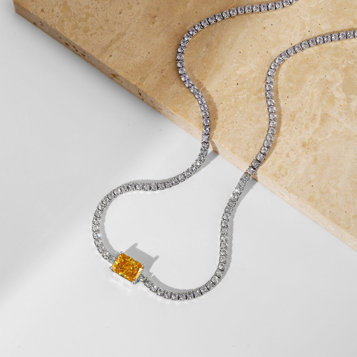 [Royal Jewellery]2.0 carat Ornate Emerald Cut Necklace
