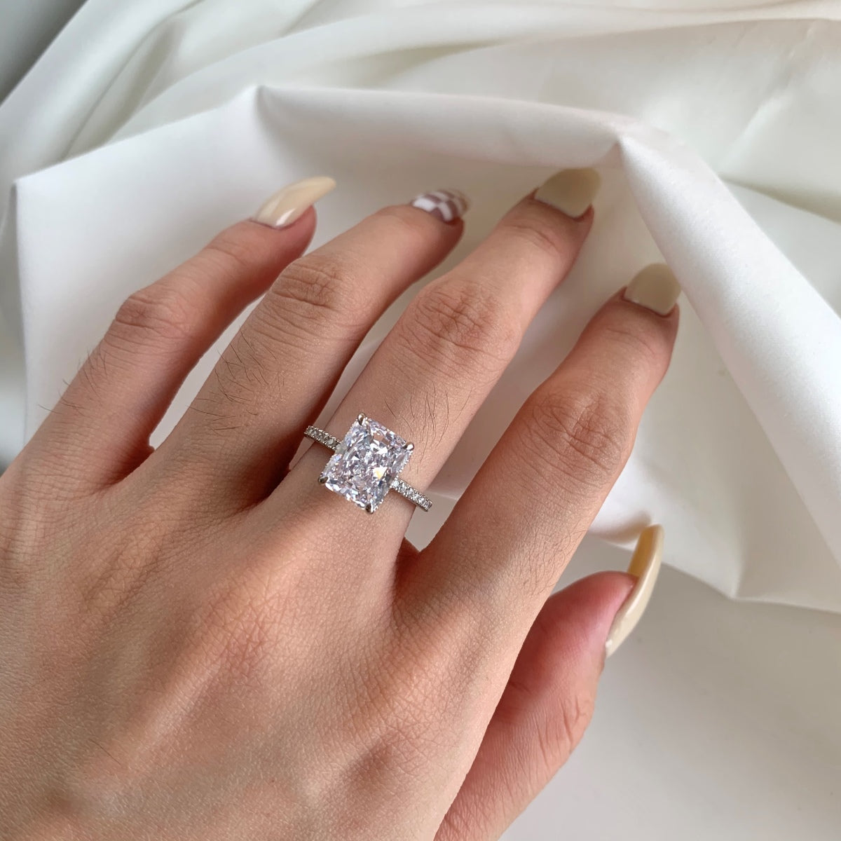 [Royal Jewellery]4.0 Carat Luxurious Engagement Ring