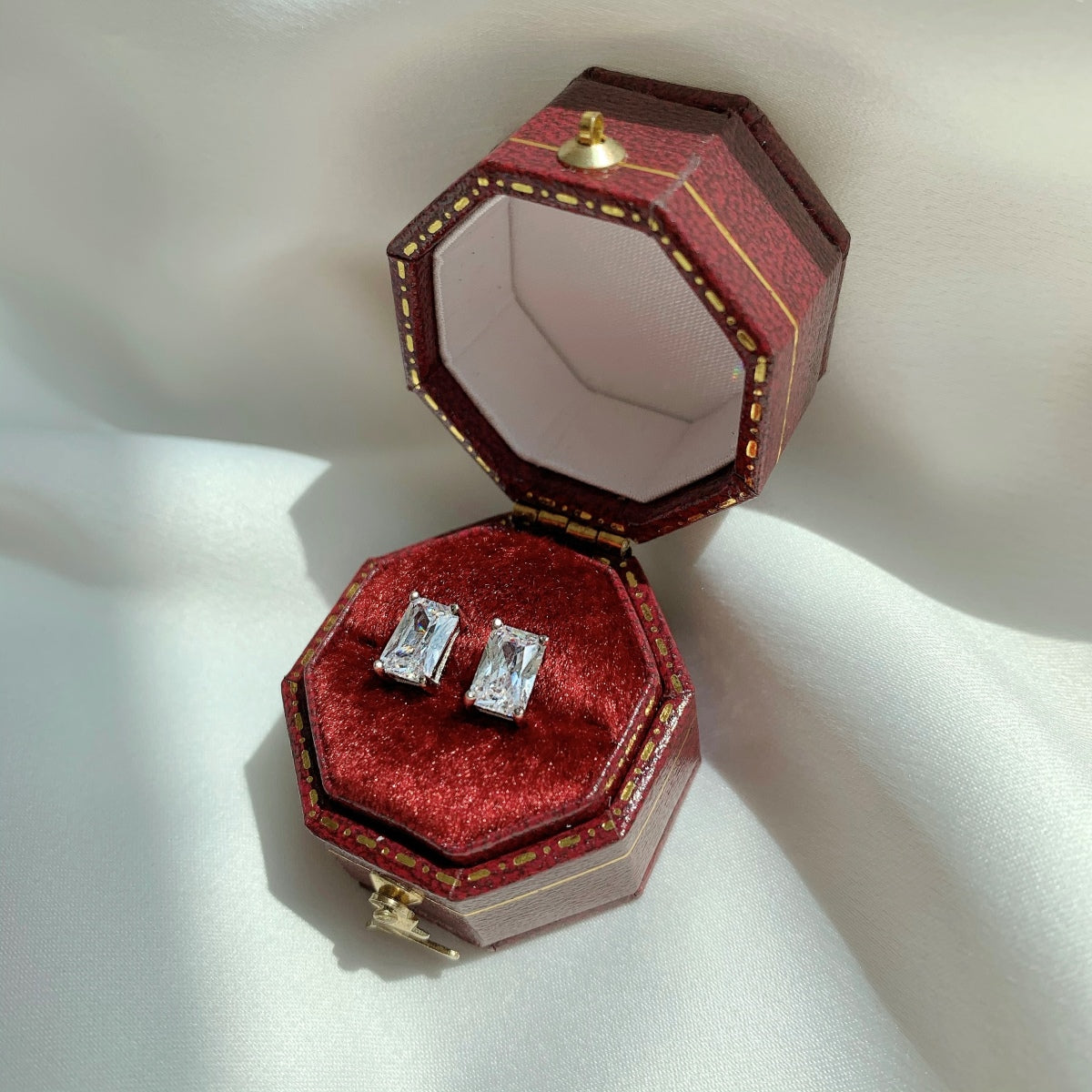 [Royal Jewellery]Stylish Shiny Rectangular Center Stone Stud Earrings