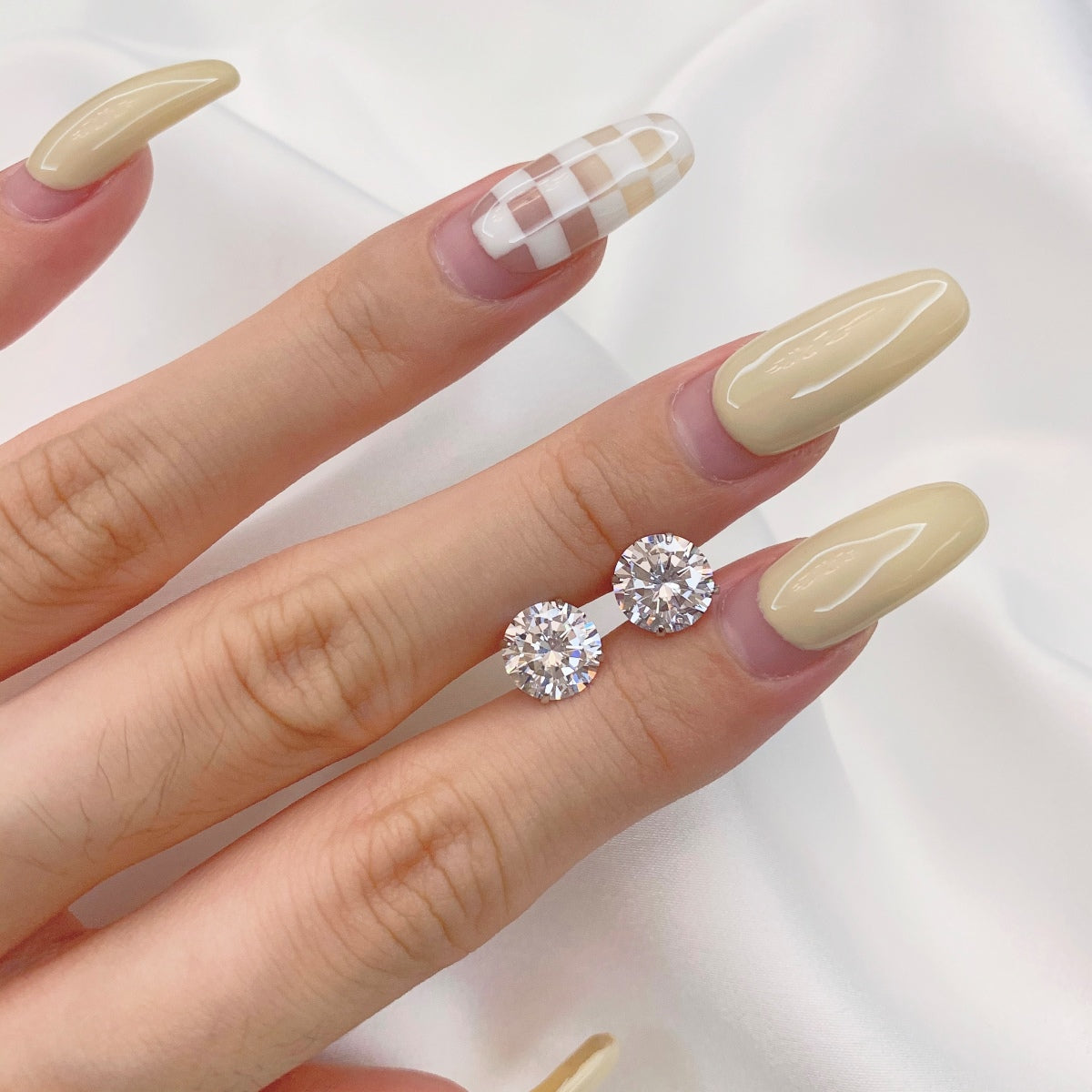 [Royal Jewellery]Stylish Shiny Round Center Stone Stud Earrings