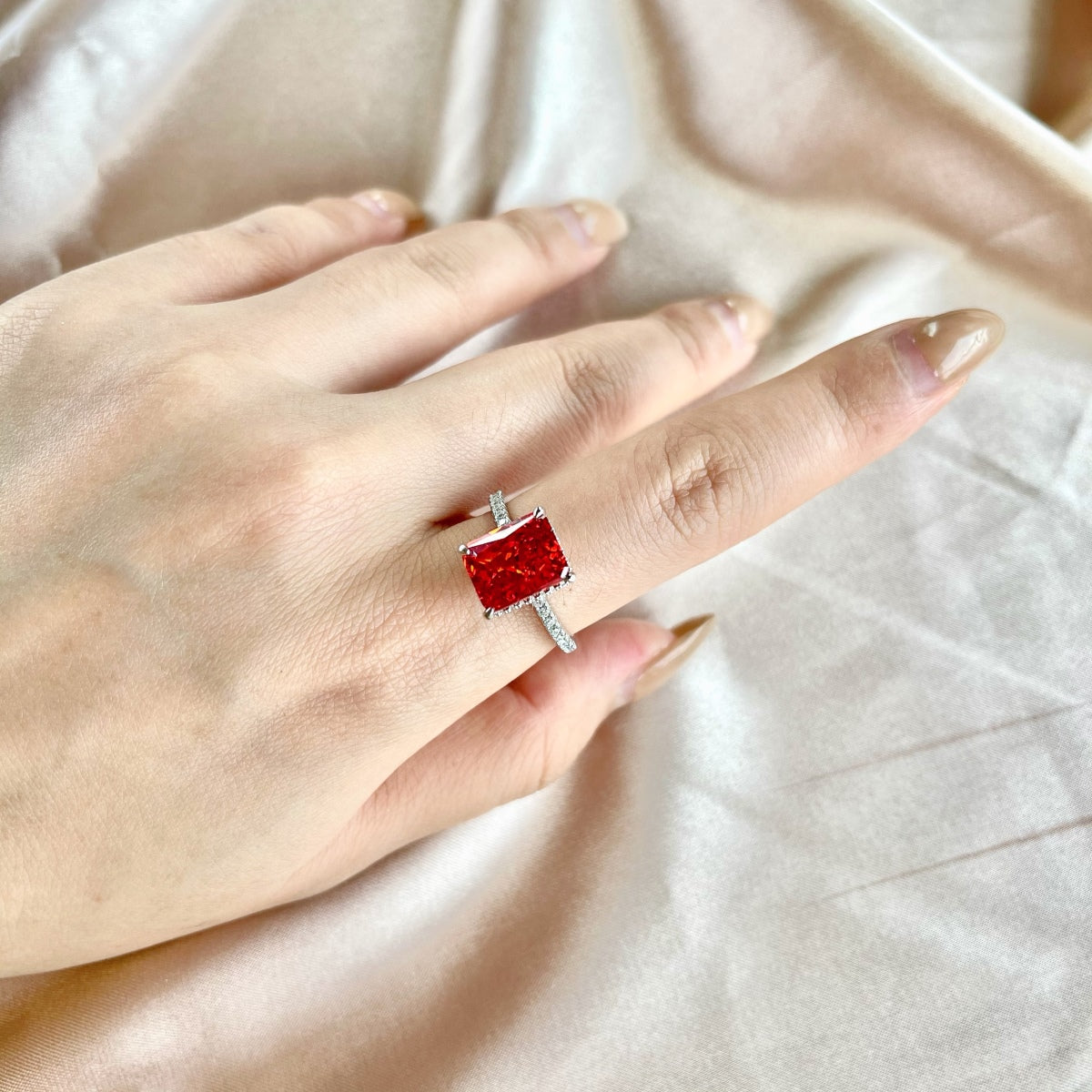 [Royal Jewellery]4.0 Carat Luxurious Engagement Ring