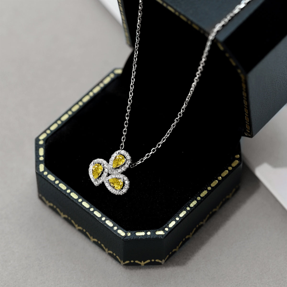 [Royal Jewellery]Elegant Flower Shape Pear Cut Necklace