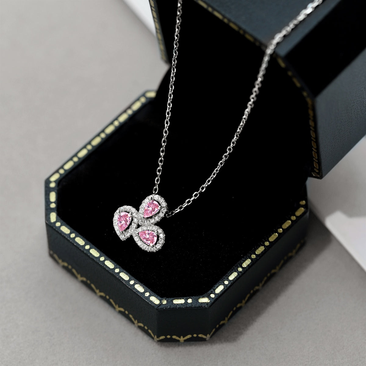 [ROYAL]Elegant Flower Shape Pear Cut Necklace