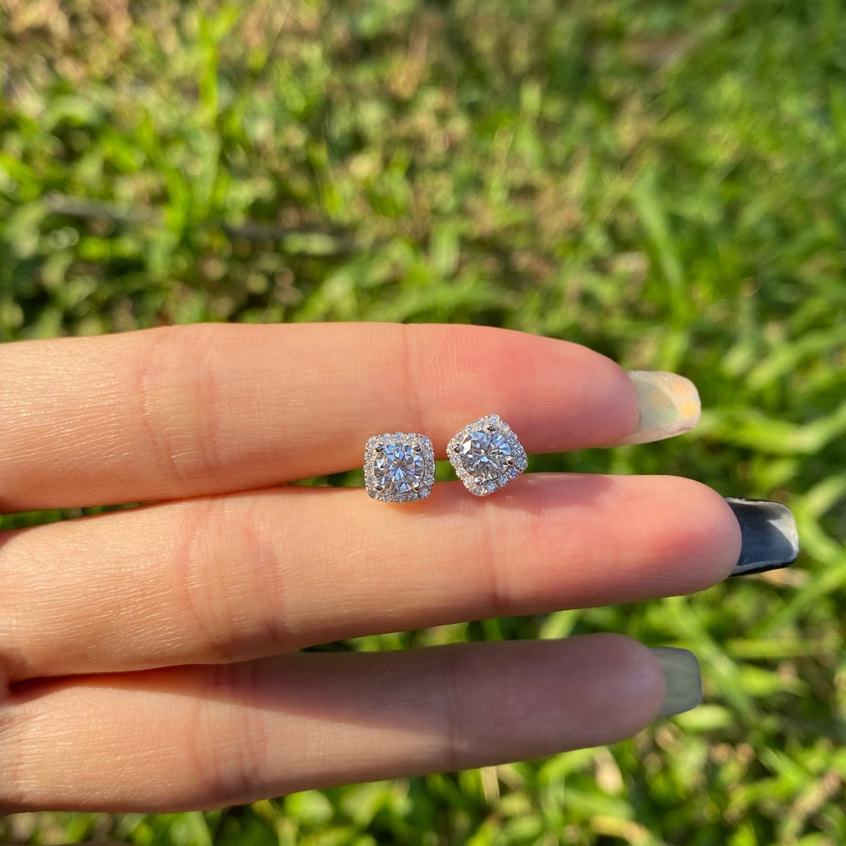 [ROYAL]Classic Round Center Stone Stud Earrings