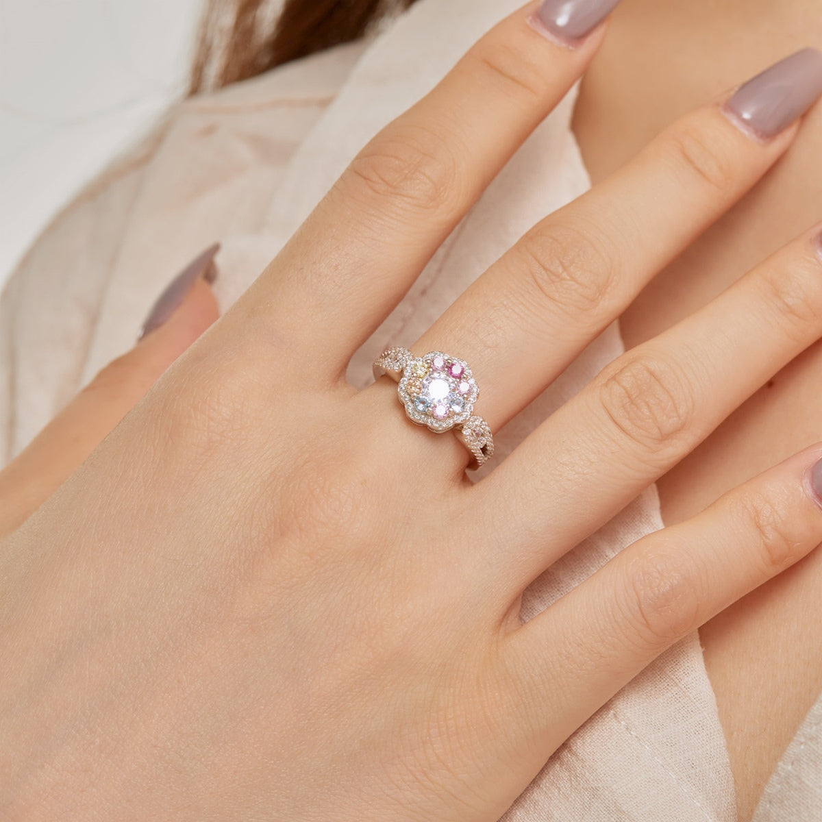 [Royal Jewellery]Delicate Colorful Round Cut Flower Shape Wedding Ring