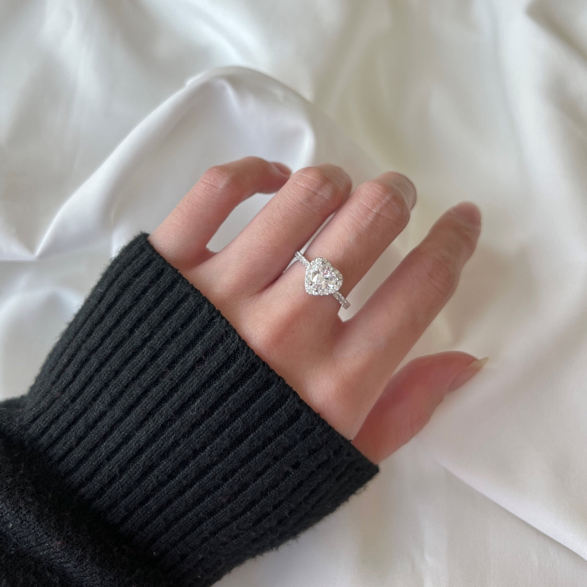 [Royal Jewellery]Eternity Splashy Romantic Heart Shape Lover Ring