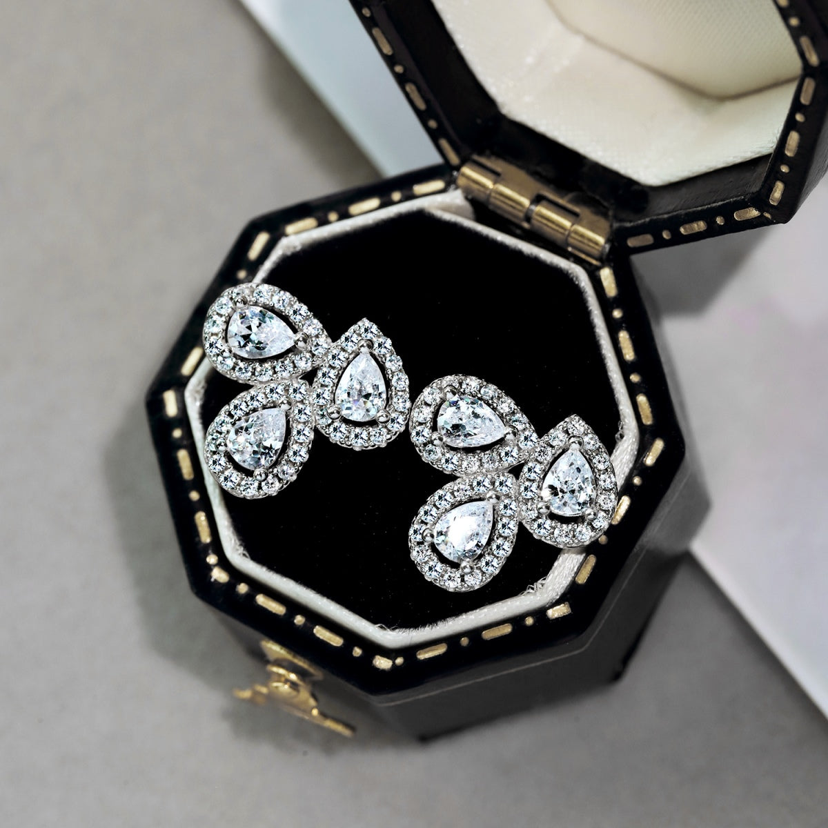 [Royal Jewellery]Ornate Flower Shape Pear Cut Lover Earrings