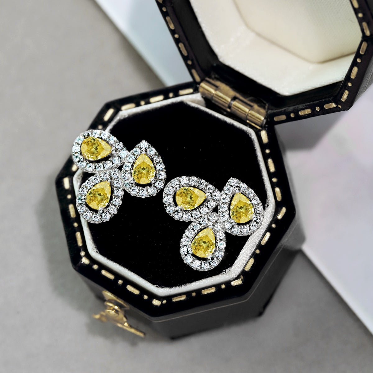 [Royal Jewellery]Ornate Flower Shape Pear Cut Lover Earrings