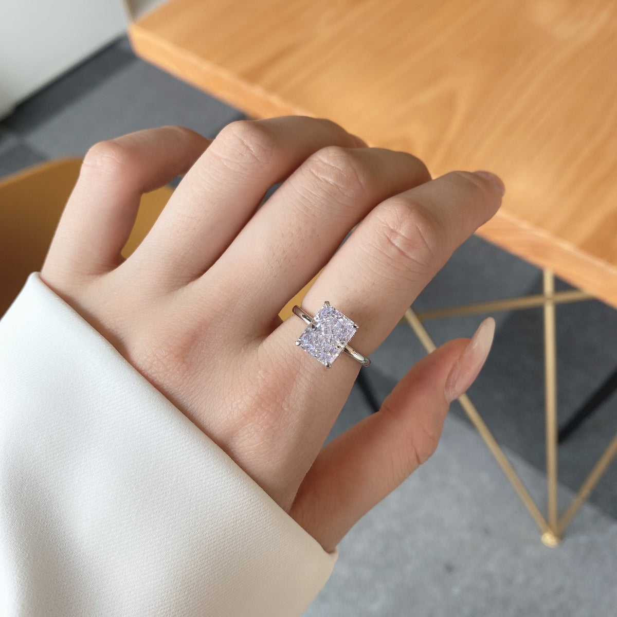 [Royal Jewellery]4.0 Carat Ornate Enchanting Radiand Cut Banquet Ring