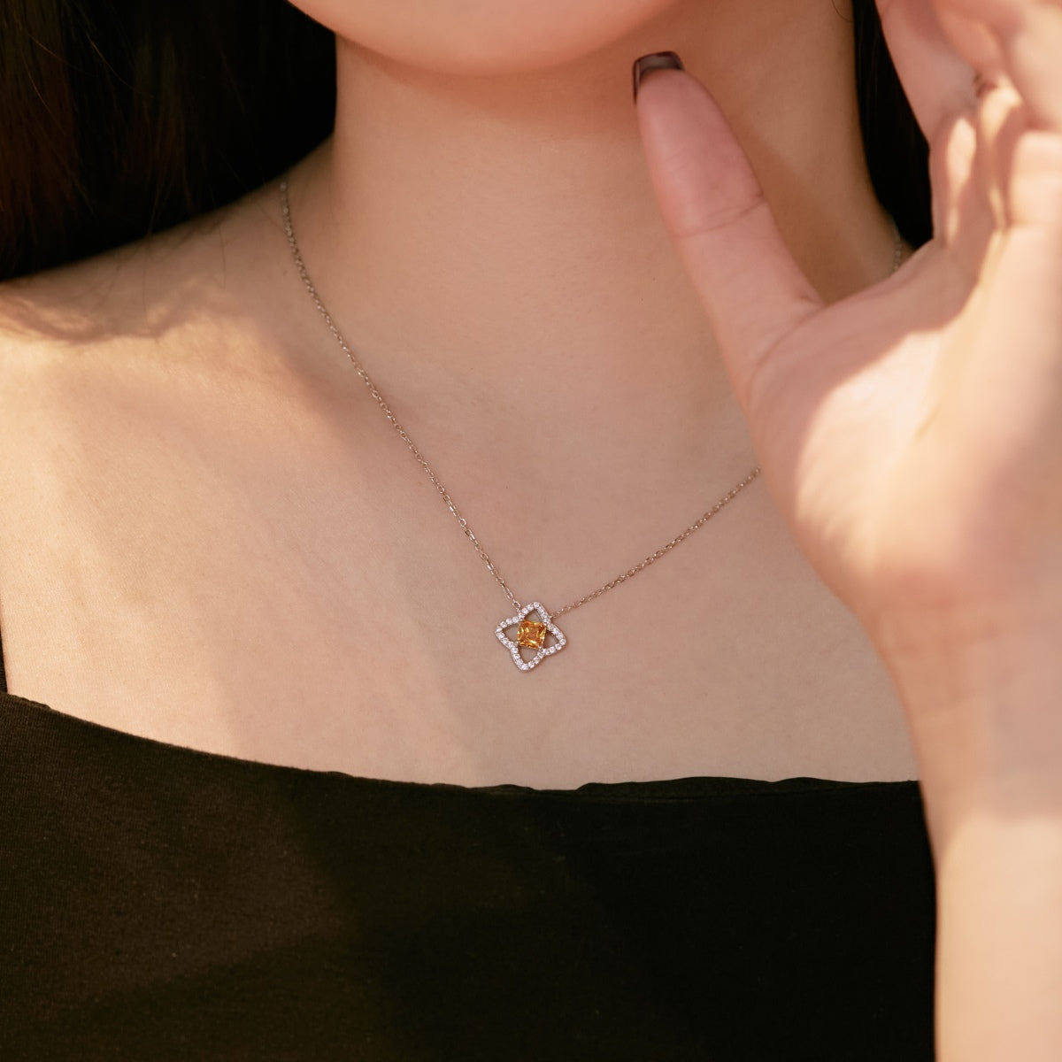[Royal Jewellery]Exquisite Flower Shape Princess Cut Necklace