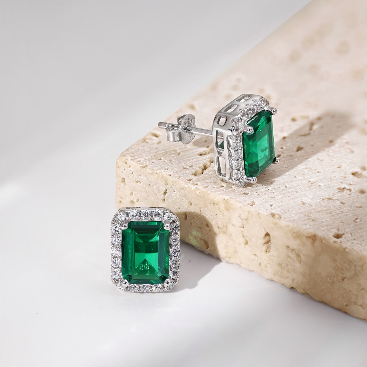 [Royal Jewellery]Luxurious Dainty Emerald Cut Banquet Earrings