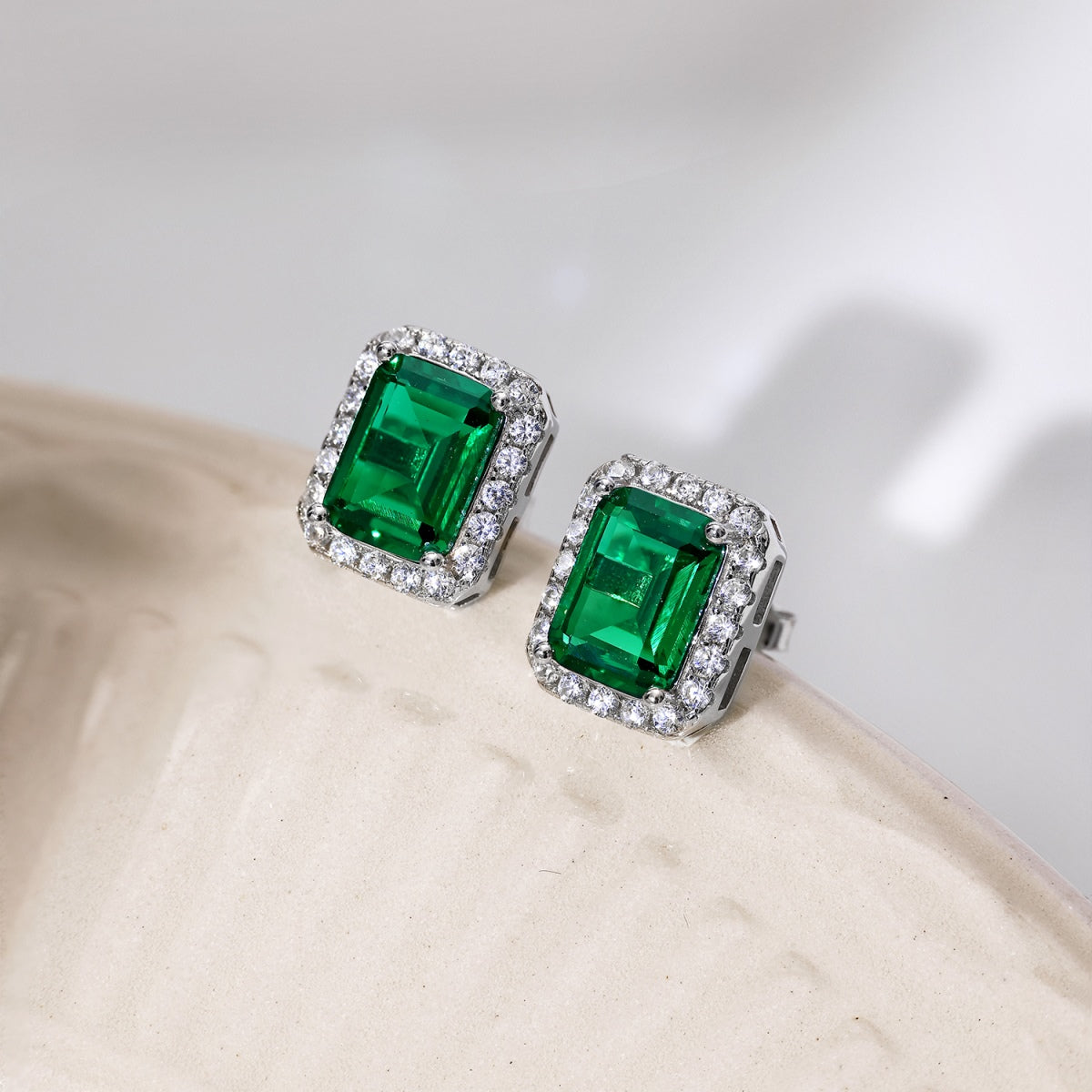 [Royal Jewellery]Luxurious Dainty Emerald Cut Banquet Earrings