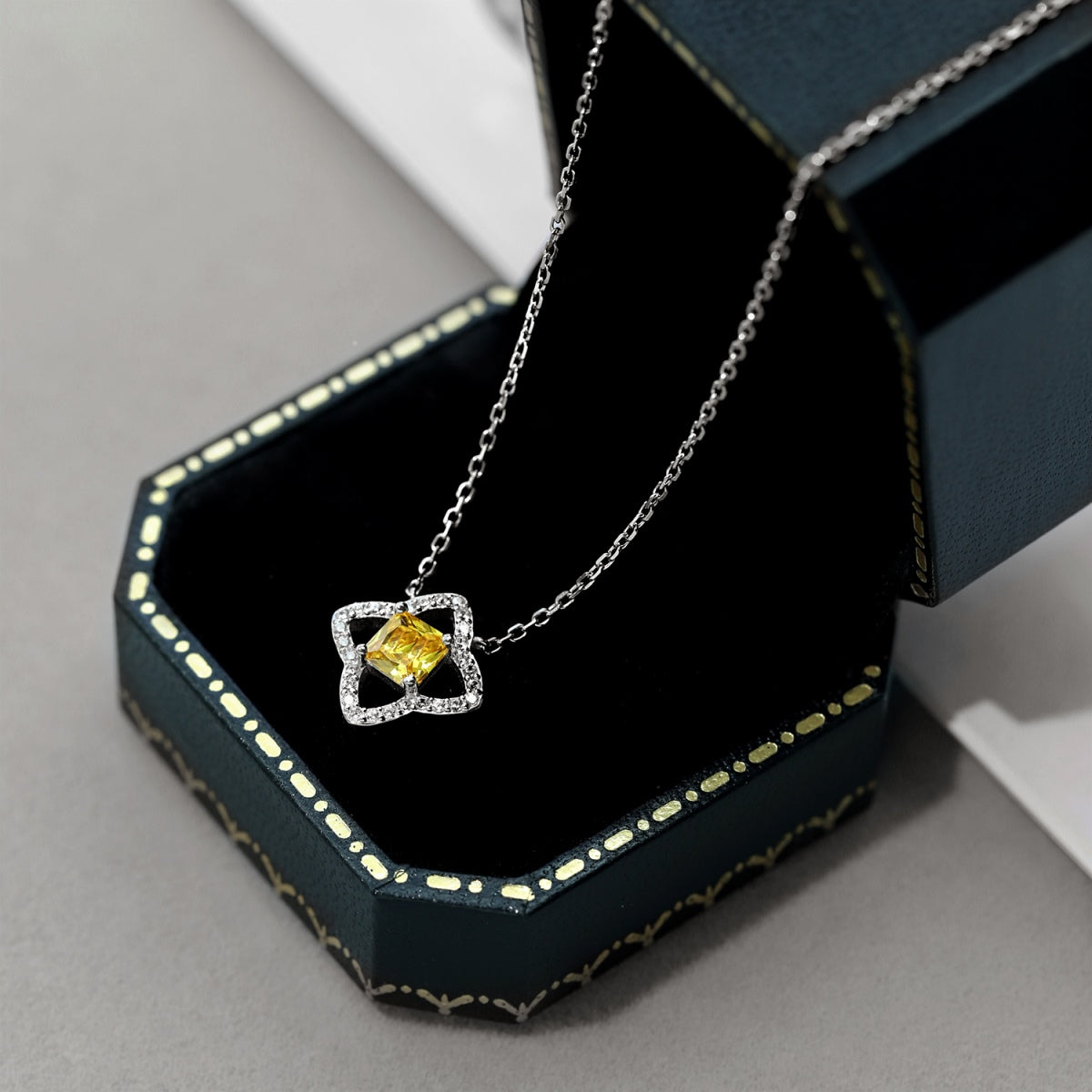 [Royal Jewellery]Exquisite Flower Shape Princess Cut Necklace