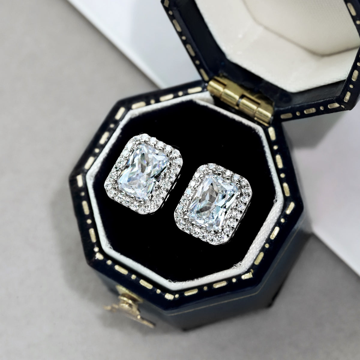 [Royal Jewellery]1.0 Carat Luxurious Dainty Emerald Cut Daily Earrings