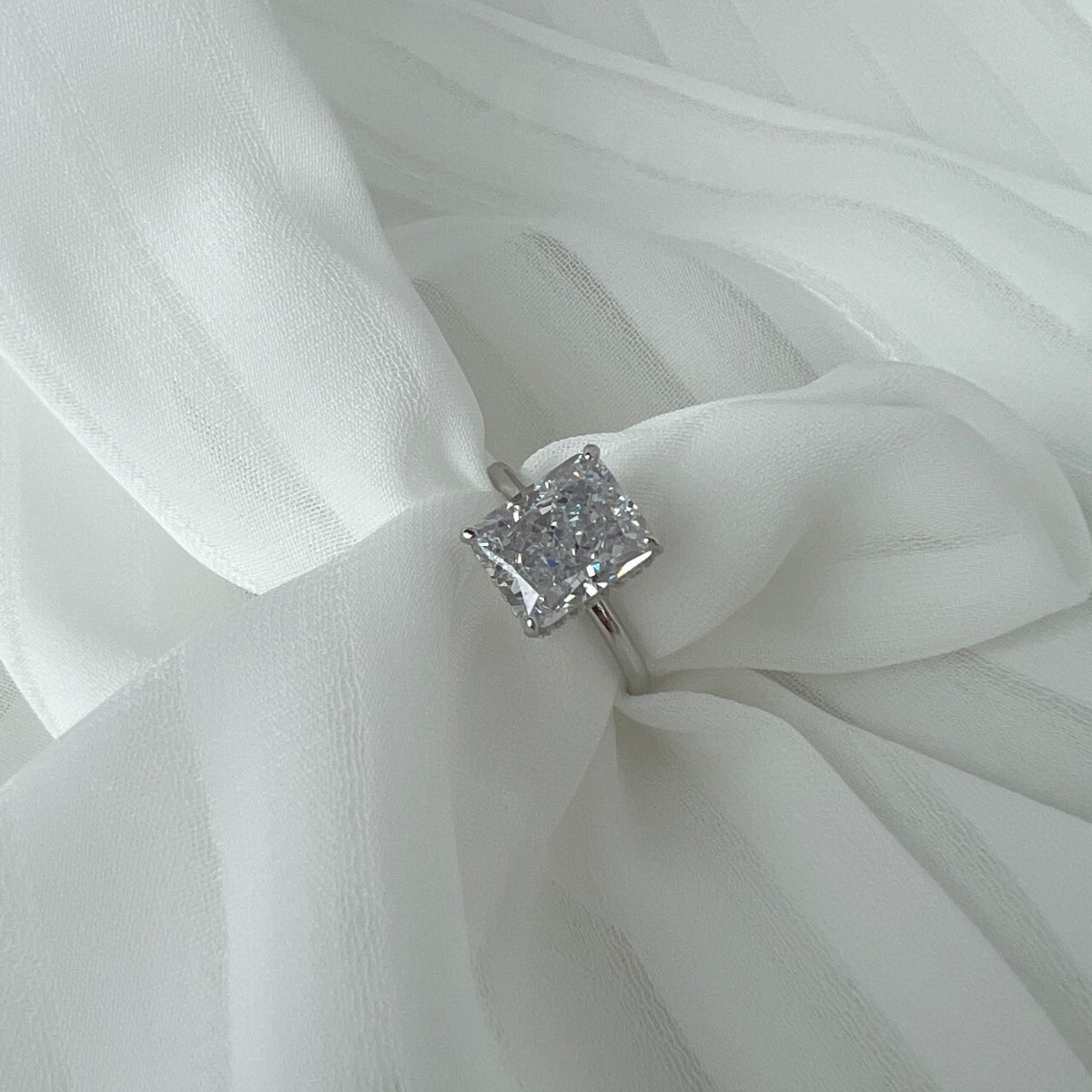 [Royal Jewellery]4.0 Carat Ornate Enchanting Radiand Cut Banquet Ring