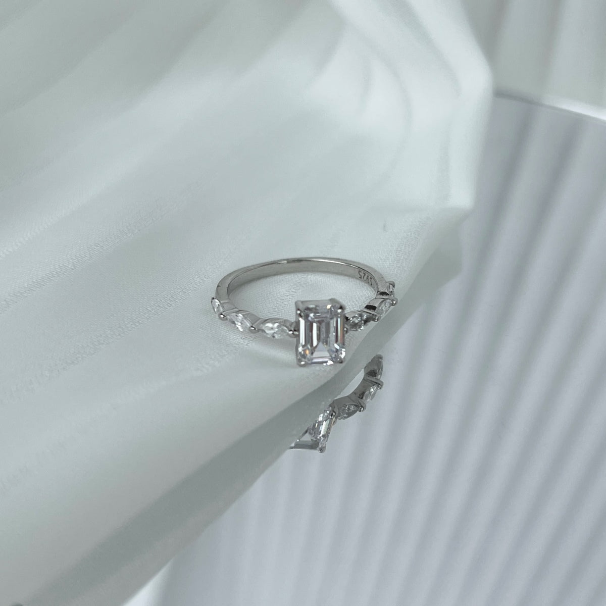 [ROYAL]1.0 Carat Dainty Resplendent Radiant Cut Daily Ring