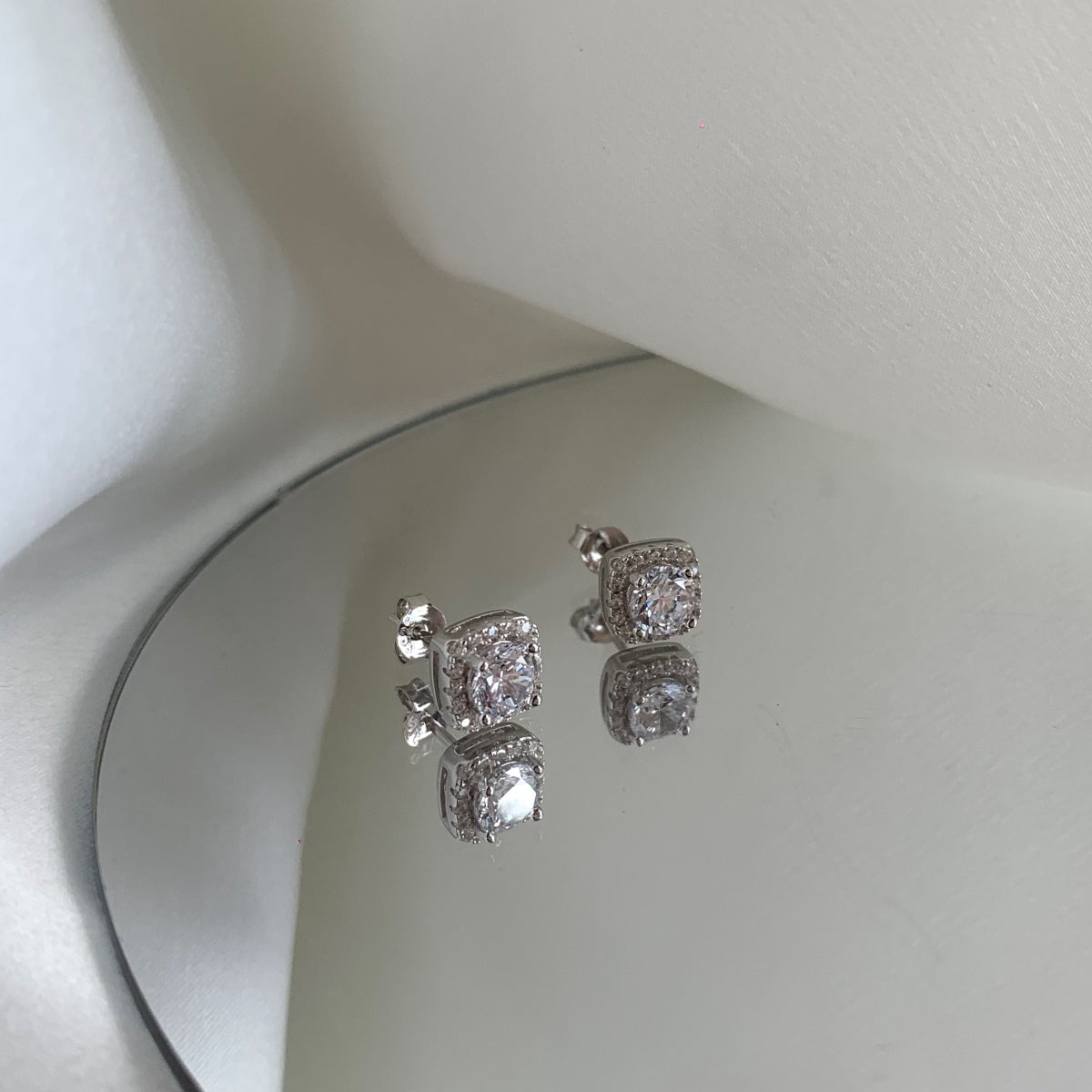 [Royal Jewellery]Classic Round Center Stone Stud Earrings