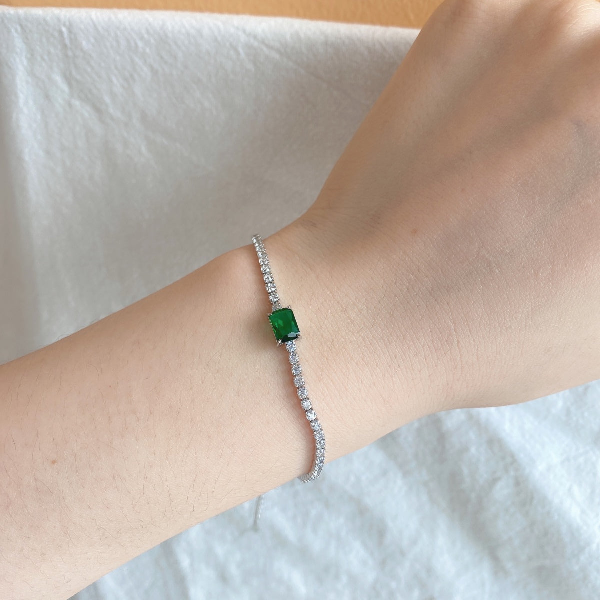 [Royal Jewellery]1.0 Carat Unique Emerald Cut Banquet Bracelet