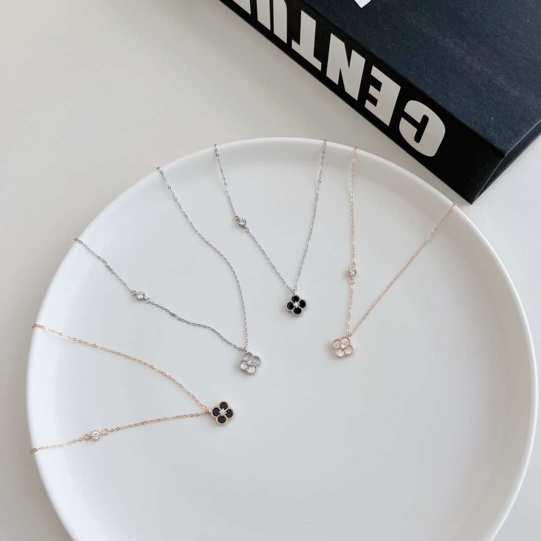 [Royal Jewellery]Delicate Flower Shape Necklace
