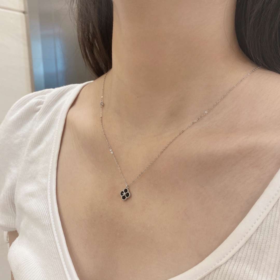 [Royal Jewellery]Delicate Flower Shape Necklace