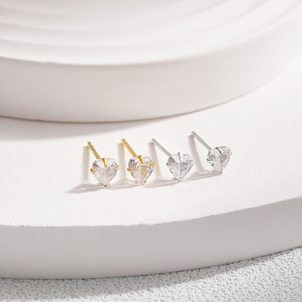 [Royal Jewellery]Sparkling Heart Shaped Simple Earrings