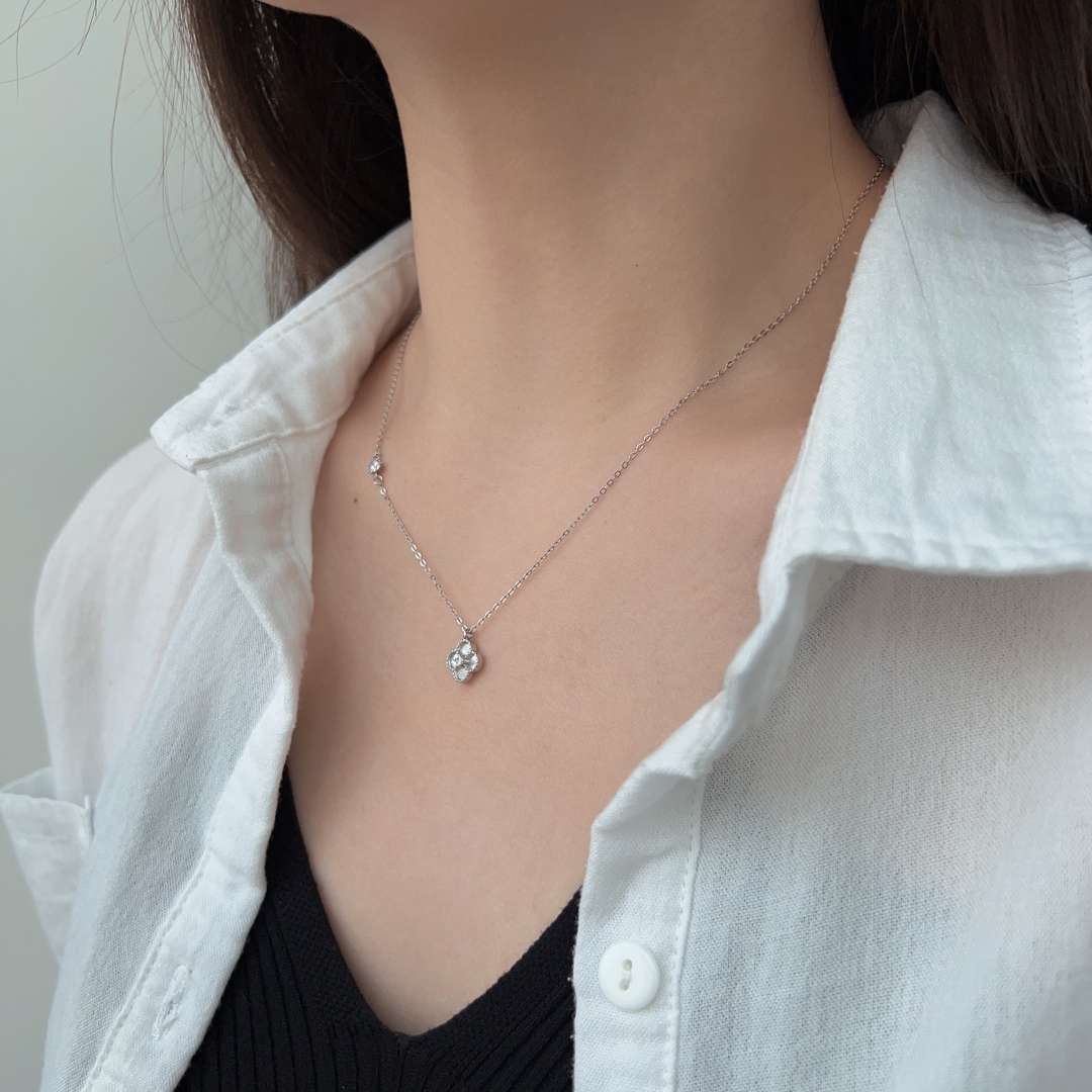 [Royal Jewellery]Delicate Flower Shape Necklace