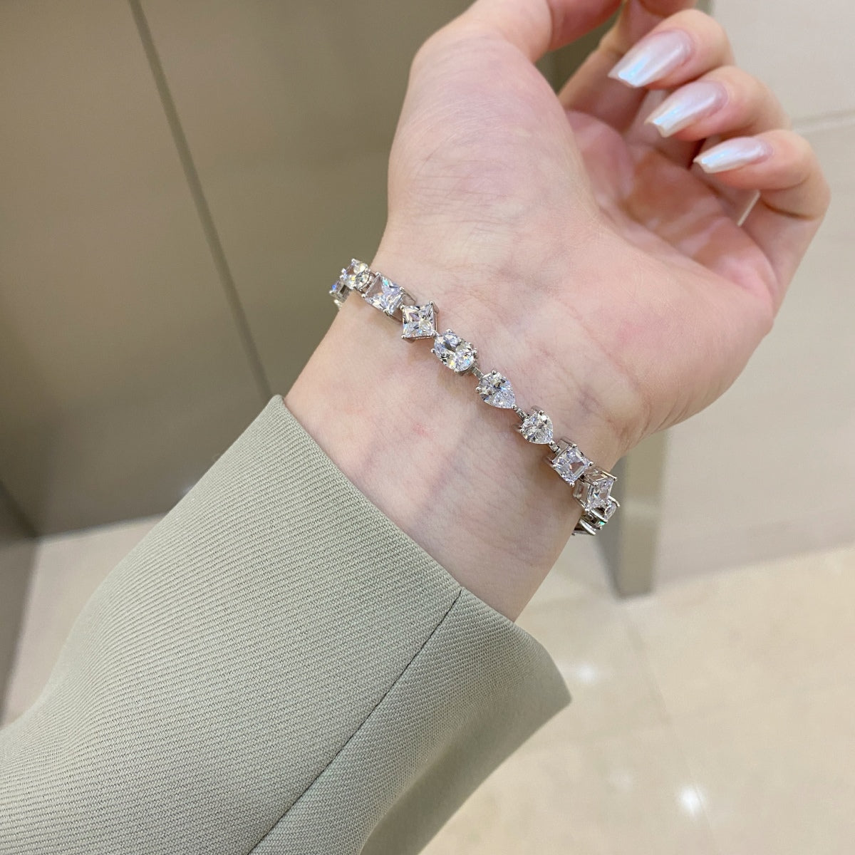 [Royal Jewellery]Unique Exquisite Multi Cut Daily Bracelet
