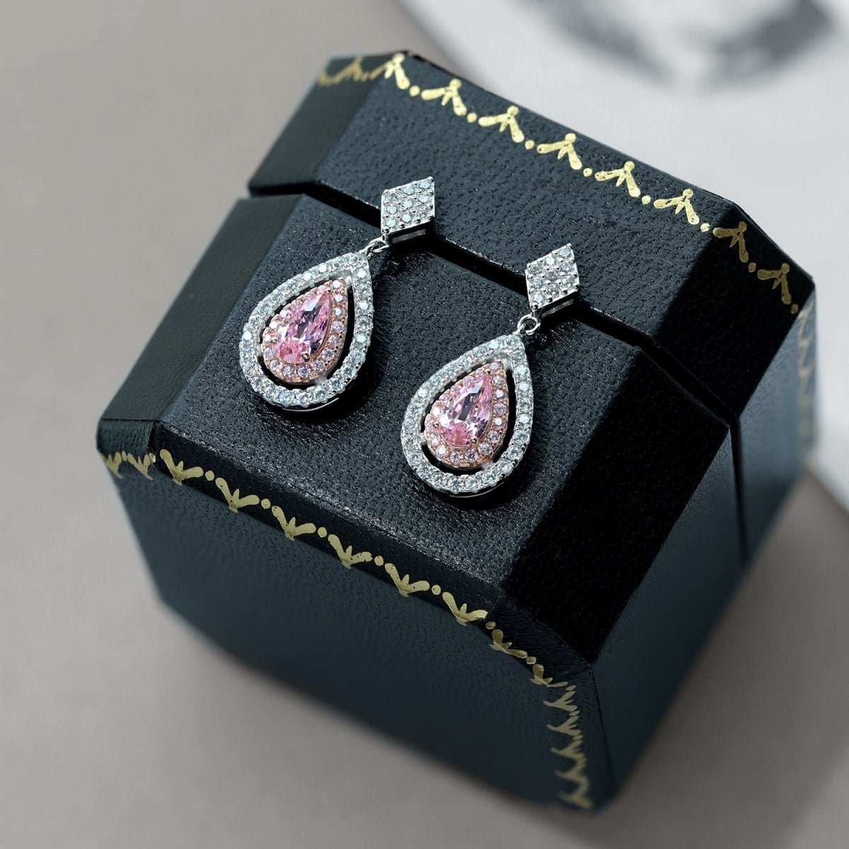 [Royal Jewellery]Ornate Delicate Water Drop Shape Banquet Earrings