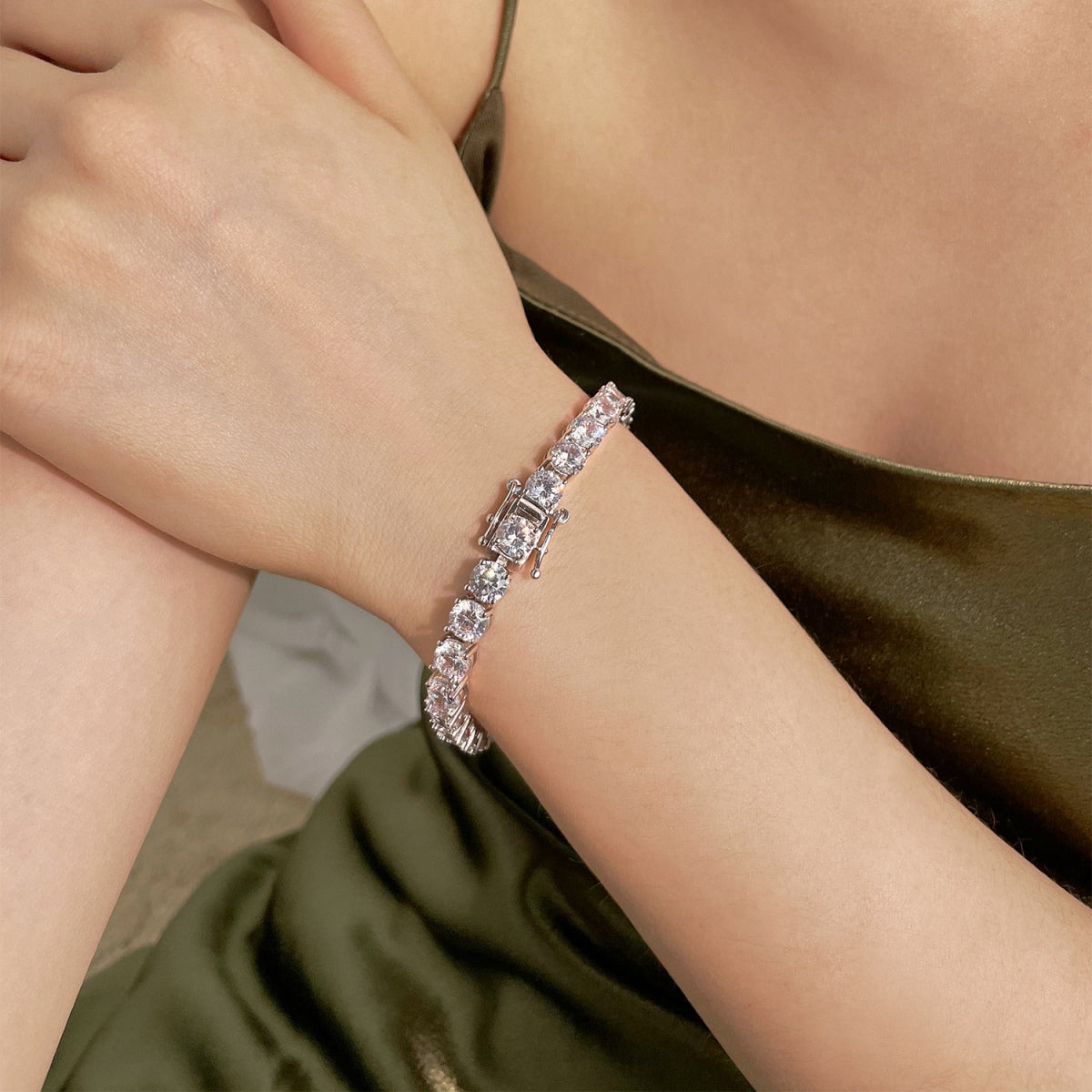 [Royal Jewellery]0.75 Carat Dazzling Round Cut Wedding Bracelet