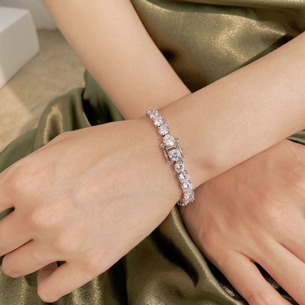 [Royal Jewellery]0.75 Carat Dazzling Round Cut Wedding Bracelet