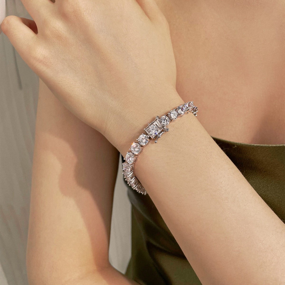 [Royal Jewellery]0.75 Carat Dazzling Round Cut Wedding Bracelet