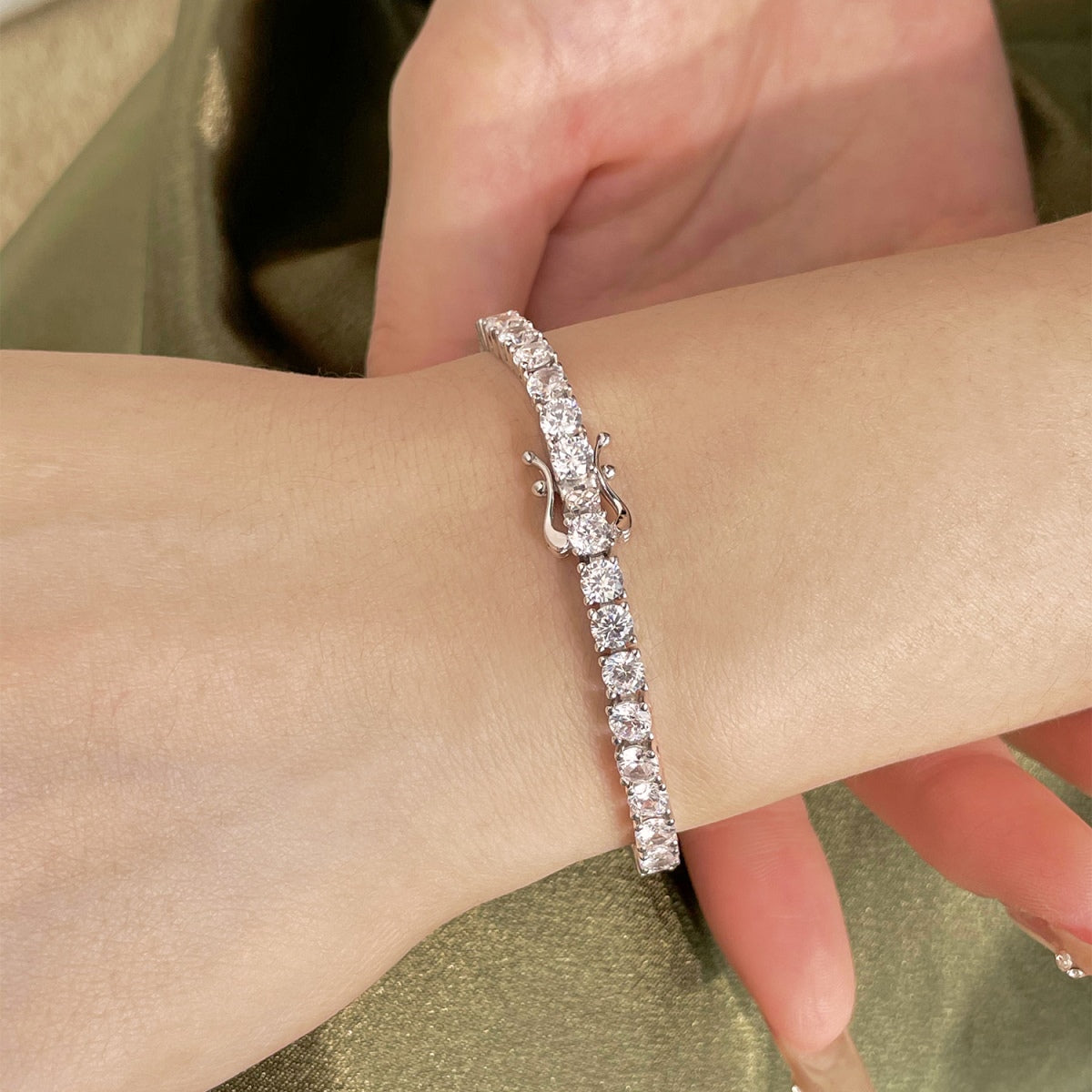 [Royal Jewellery]Luxurious Ornate Round Cut Tennis Bracelet