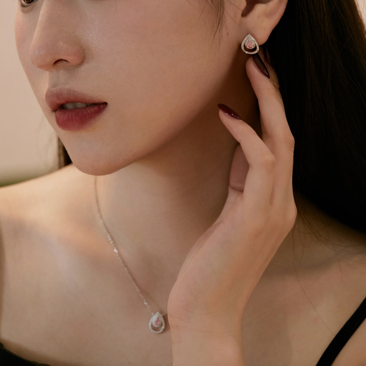 [Royal Jewellery]Sparkling Delicate Water Drop Shape Daily Earrings