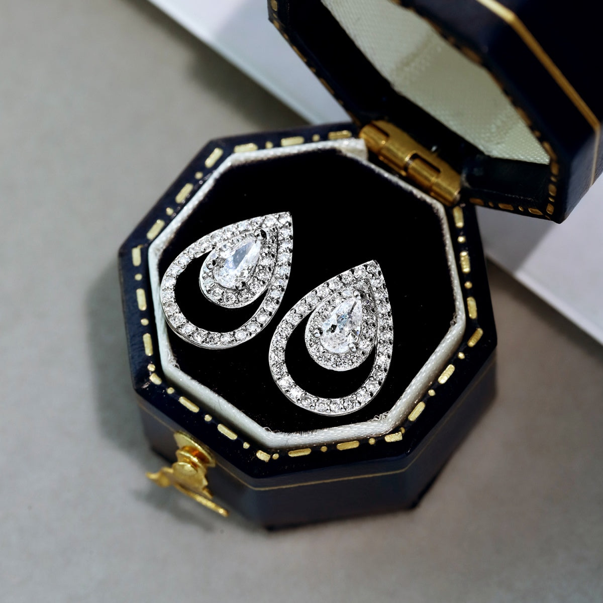 [Royal Jewellery]Sparkling Delicate Water Drop Shape Daily Earrings