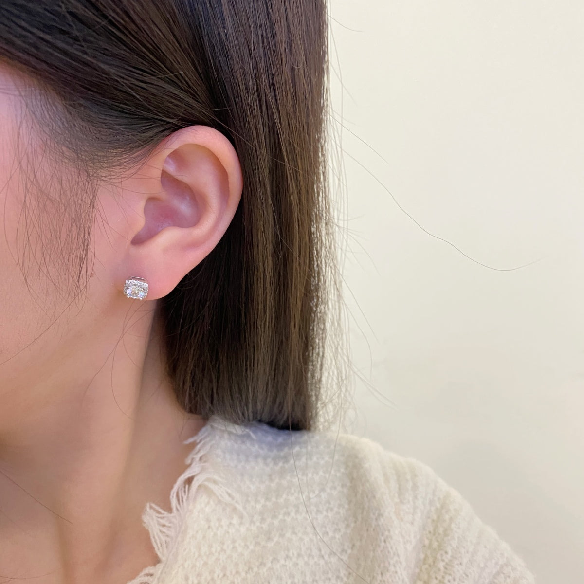 [Royal Jewellery]Classic Round Center Stone Stud Earrings