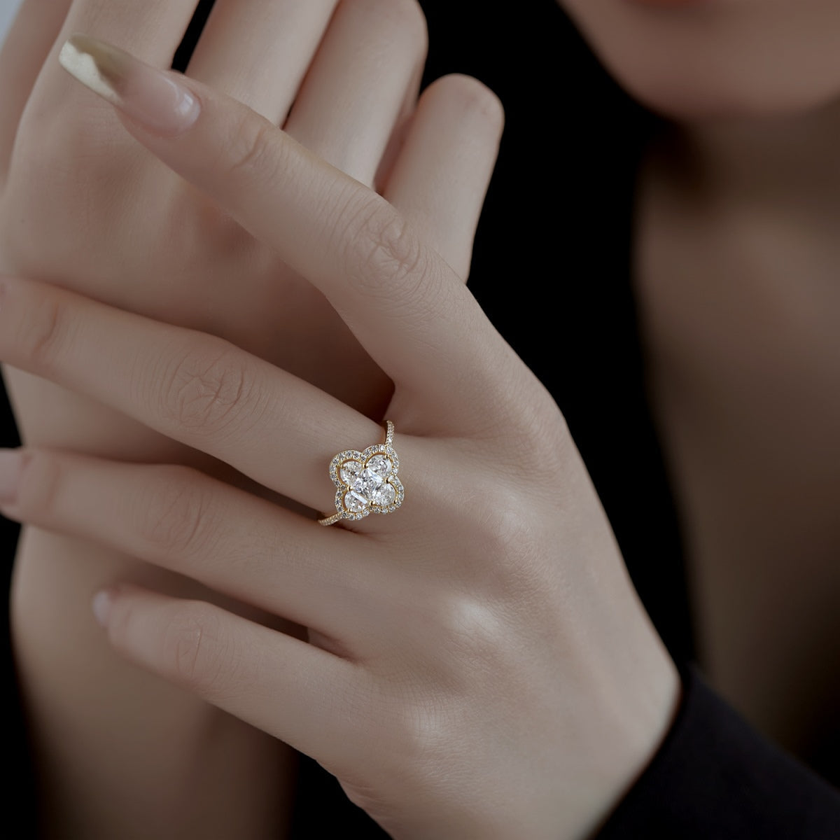 [Royal Jewellery]Luxurious Eternity Flower Shape Banquet Ring