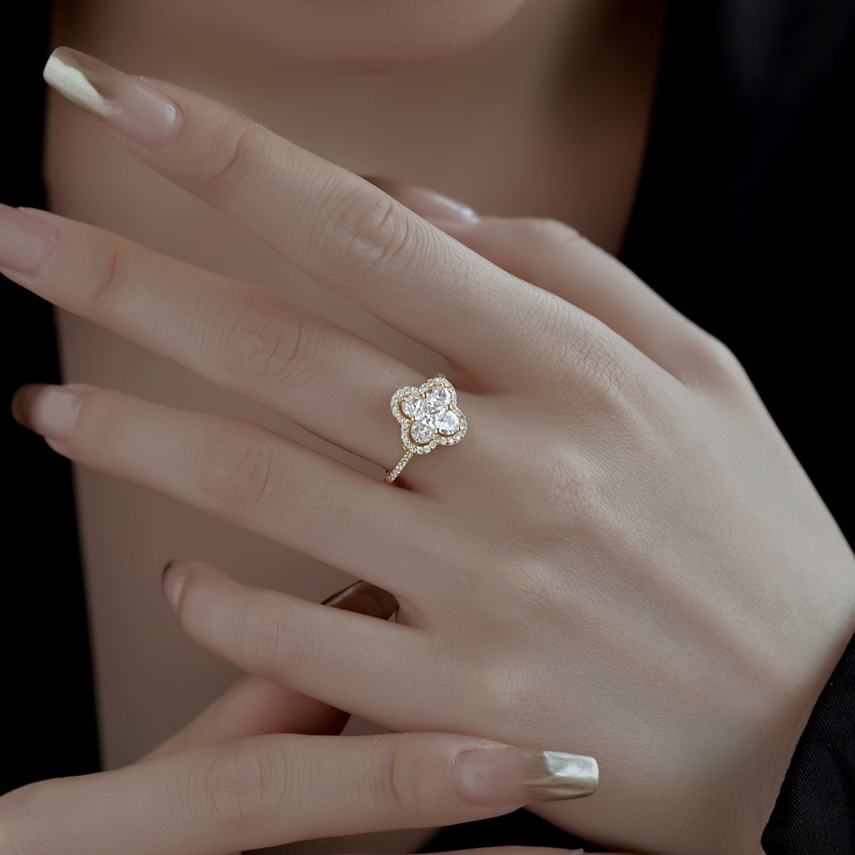[Royal Jewellery]Luxurious Eternity Flower Shape Banquet Ring