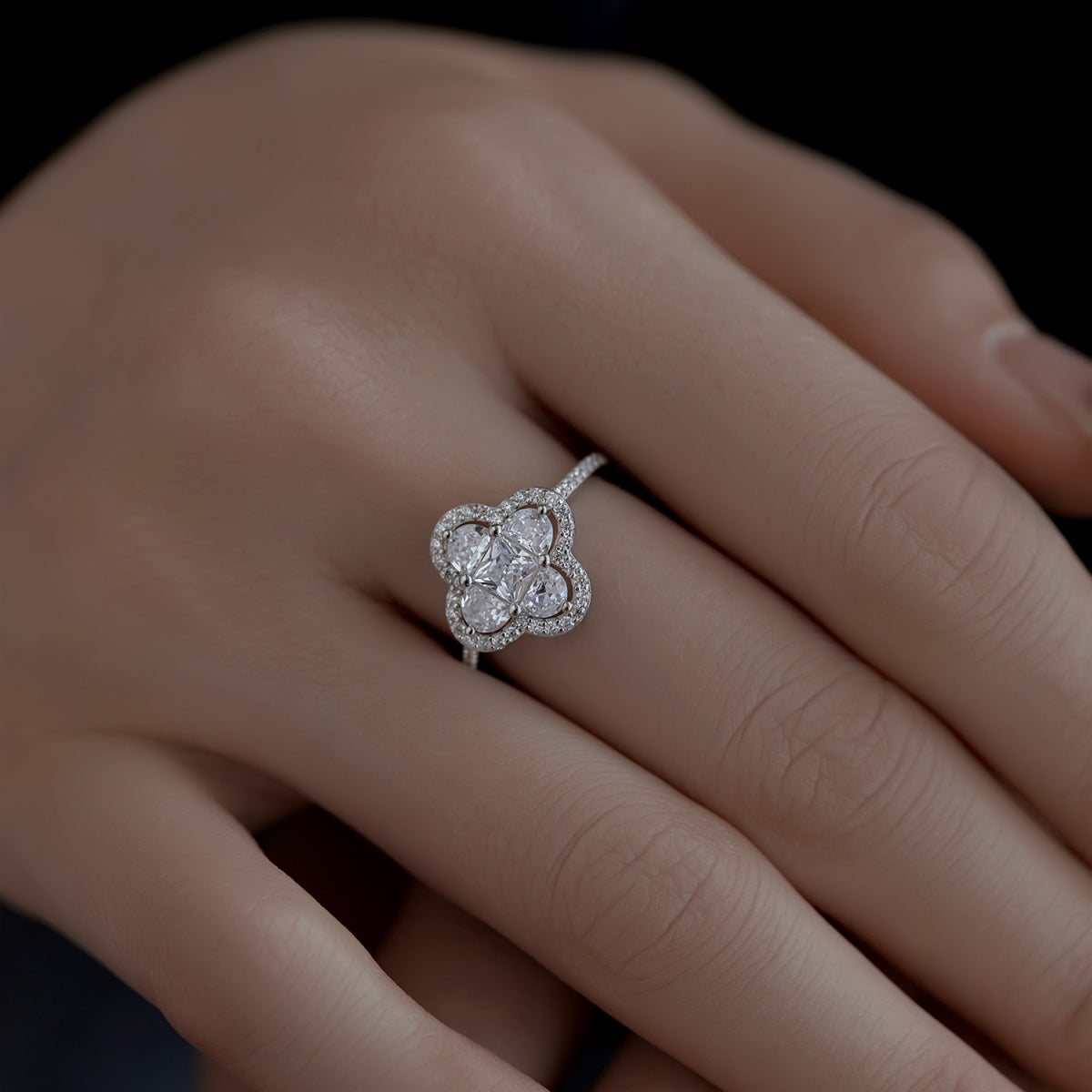 [Royal Jewellery]Luxurious Eternity Flower Shape Banquet Ring