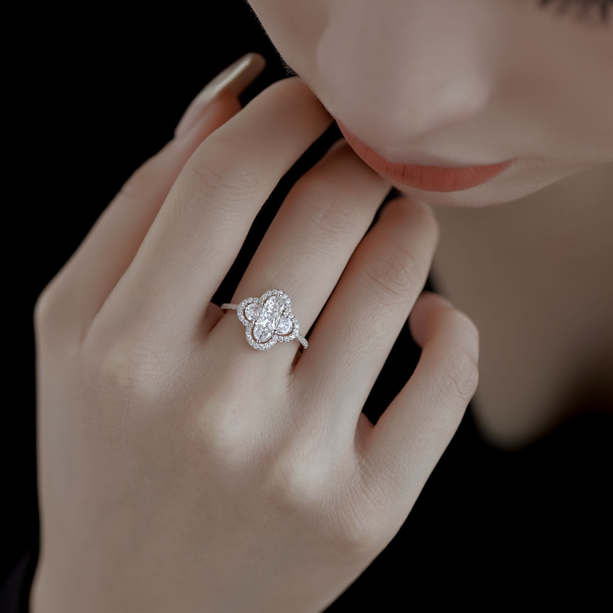 [Royal Jewellery]Luxurious Eternity Flower Shape Banquet Ring