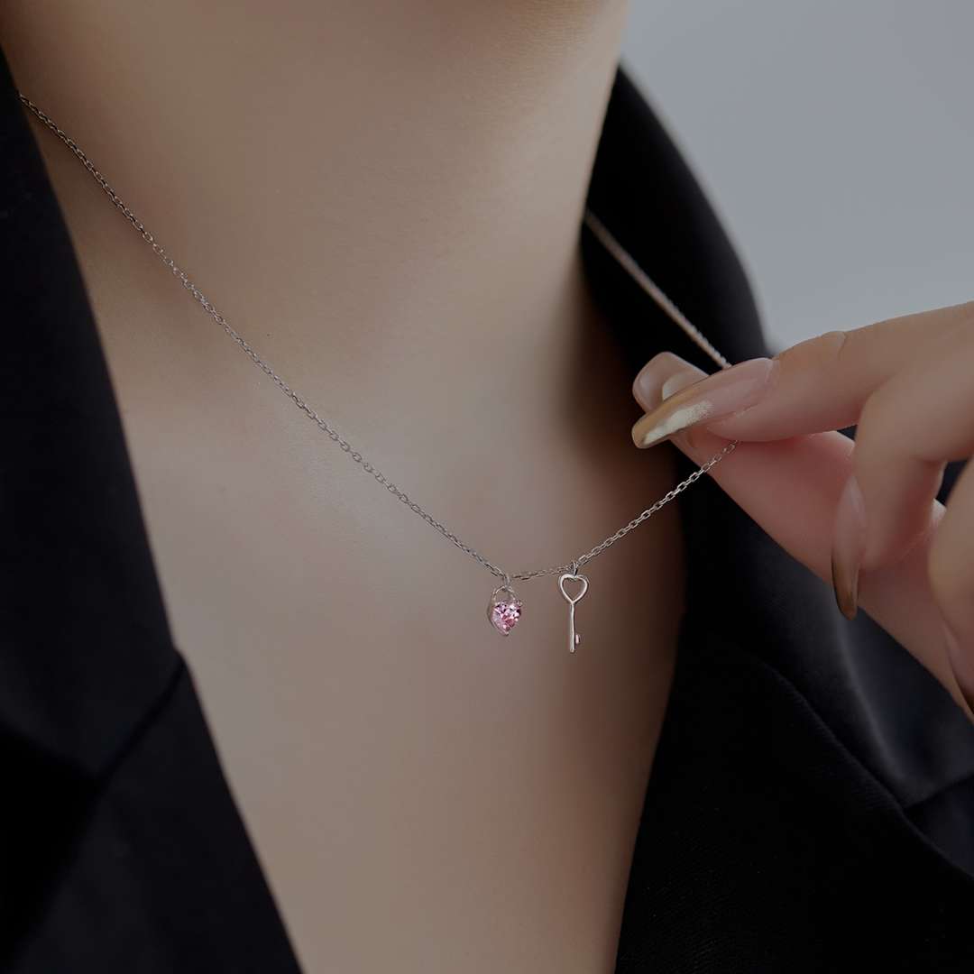 [Royal Jewellery]Unique Heart Shape Key Pendent Necklace