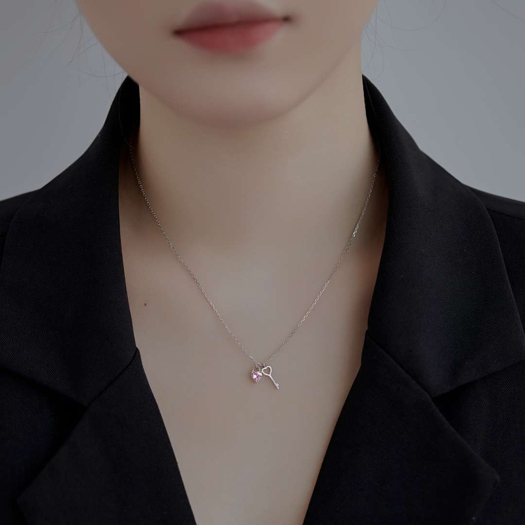[Royal Jewellery]Unique Heart Shape Key Pendent Necklace