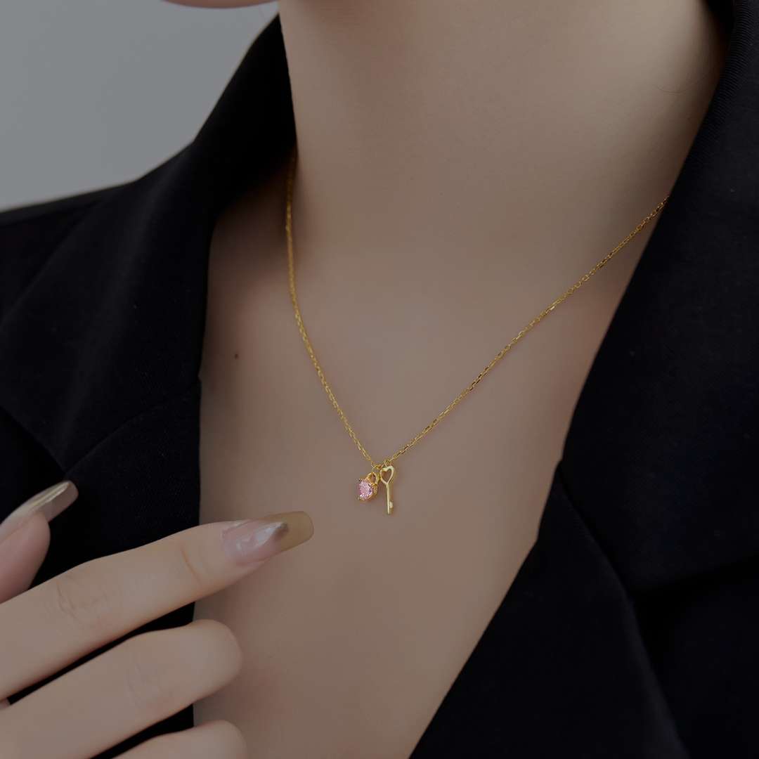 [Royal Jewellery]Unique Heart Shape Key Pendent Necklace
