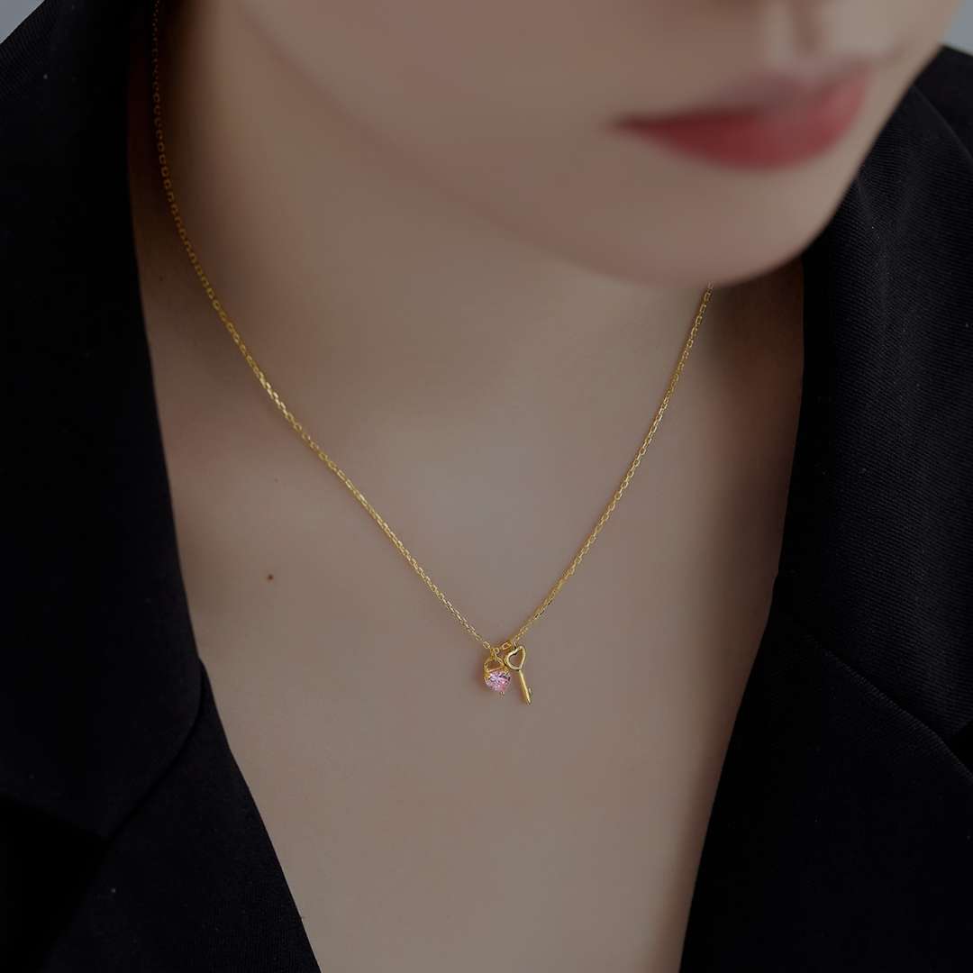 [Royal Jewellery]Unique Heart Shape Key Pendent Necklace