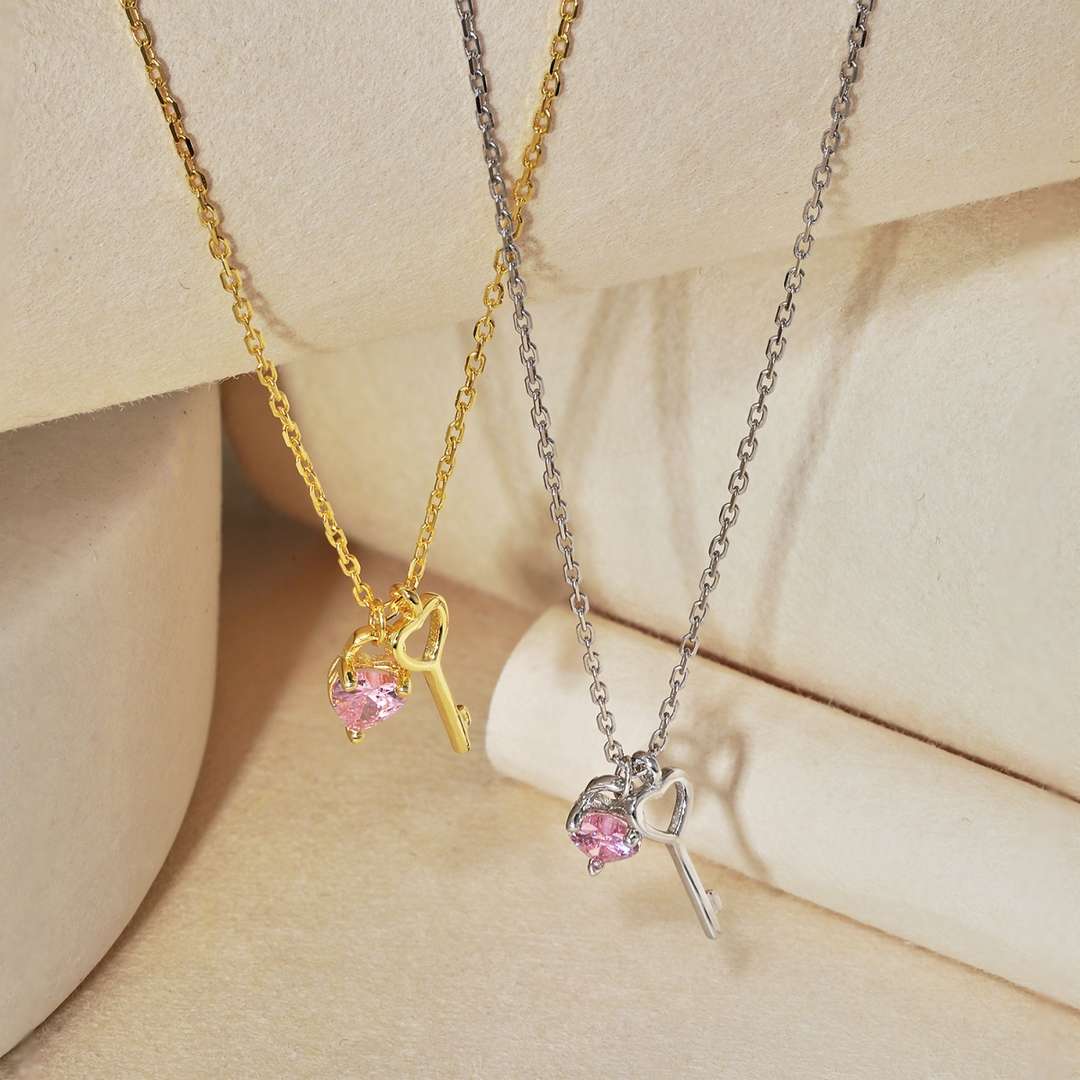 [Royal Jewellery]Unique Heart Shape Key Pendent Necklace