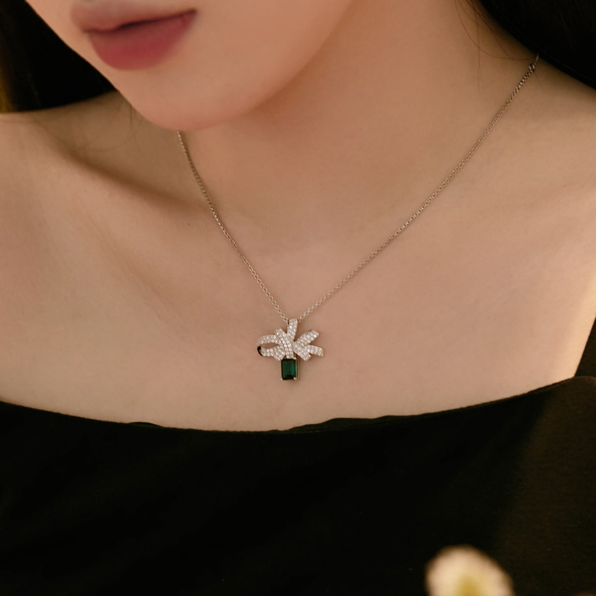 [Royal Jewellery]Luxurious Flower Shape Emerald Cut Necklace