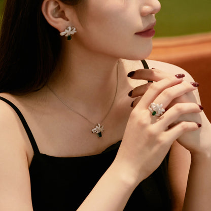 [Royal Jewellery]Luxurious Flower Shape Emerald Cut Necklace